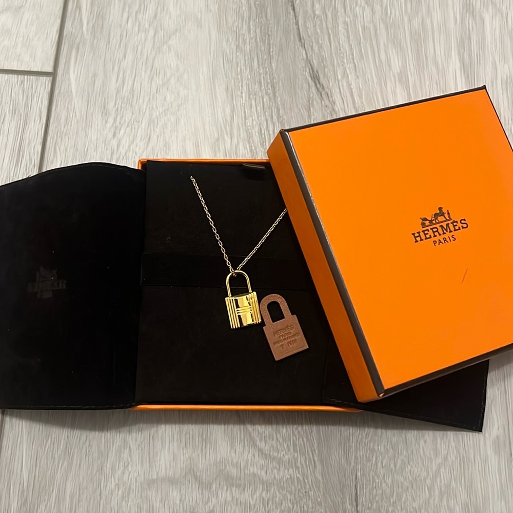 Hermēs O’Kelly Pendant, yellow gold plated.